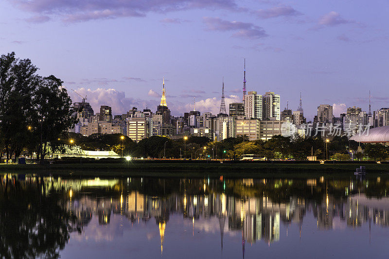 从巴西伊比拉普埃拉公园(Ibirapuera Park)可以看到圣保罗令人惊叹的美景